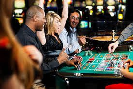 Aplikasi warungbet menampilkan permainan live dealer dan sportsbook Liga 1